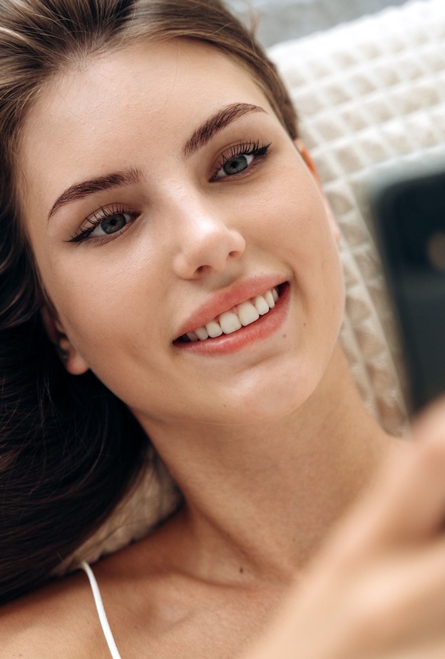 طرق طبيعية لتبييض الأسنان وزيادة جاذبية المرأة