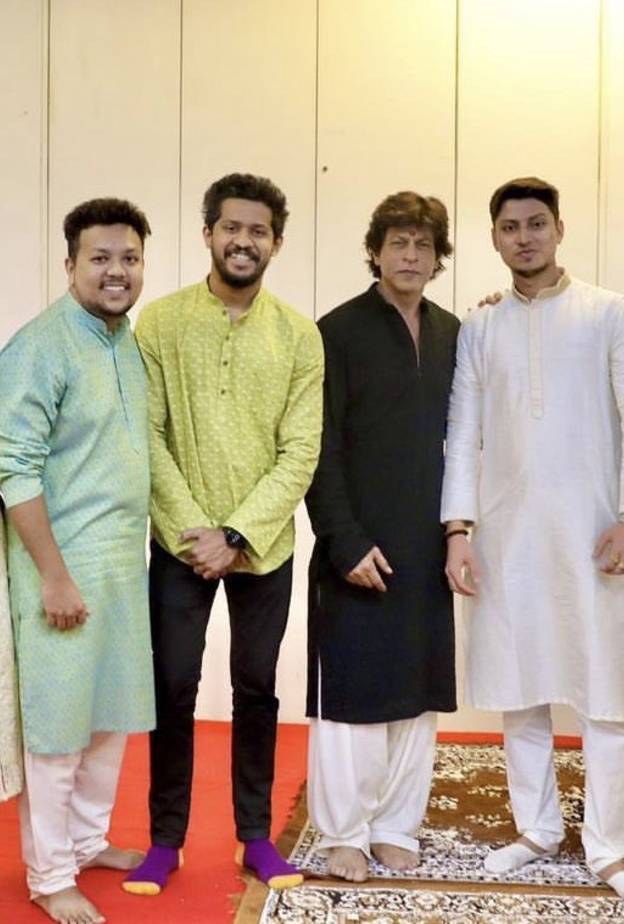 شاروخان يحتفل بعيد ديوالي في مقر شركته للإنتاج السينمائي