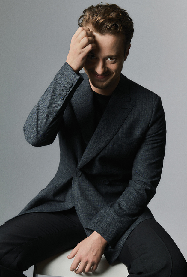 الممثل البريطاني جوزيف كوين سفير عالمي لـ GRIS DIOR لعطر LA COLLECTION PRIVÉE CHRISTIAN DIOR