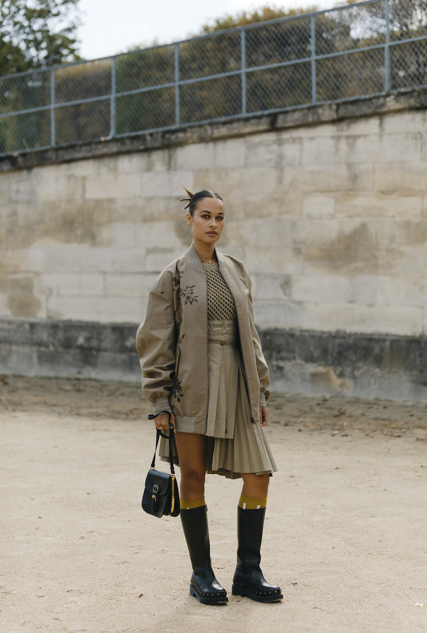 أفكار جديدة لتنسيق التنورة البليسيه في الاطلالات الخريفية 