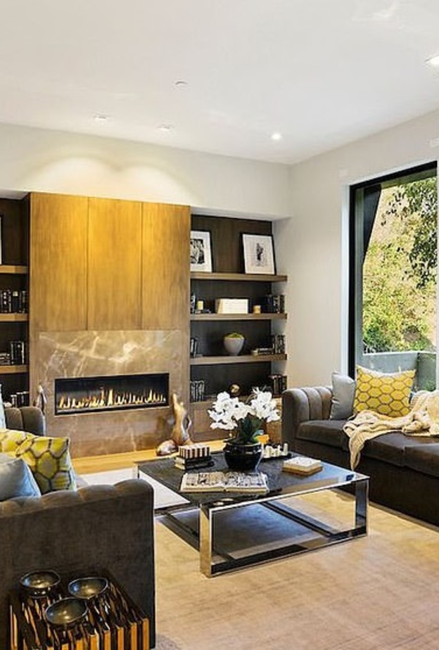 إحدى غرف الجلوس بالمنزل المزينة بأعمال فنية ملونة ومناظر خلابة