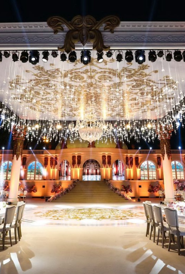 إضاءة مميزة من حفل زفاف صممه فادي فتوح