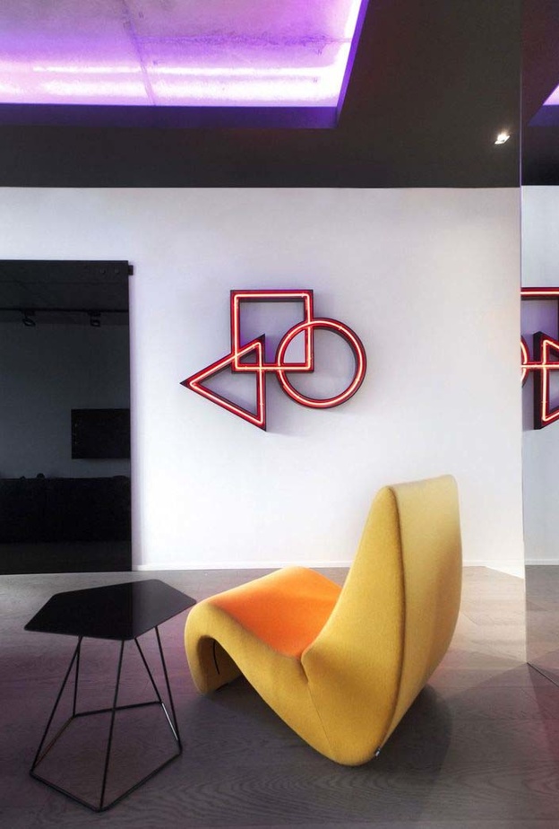 إضاءة نيون ملونة لديكورات منزل عصري