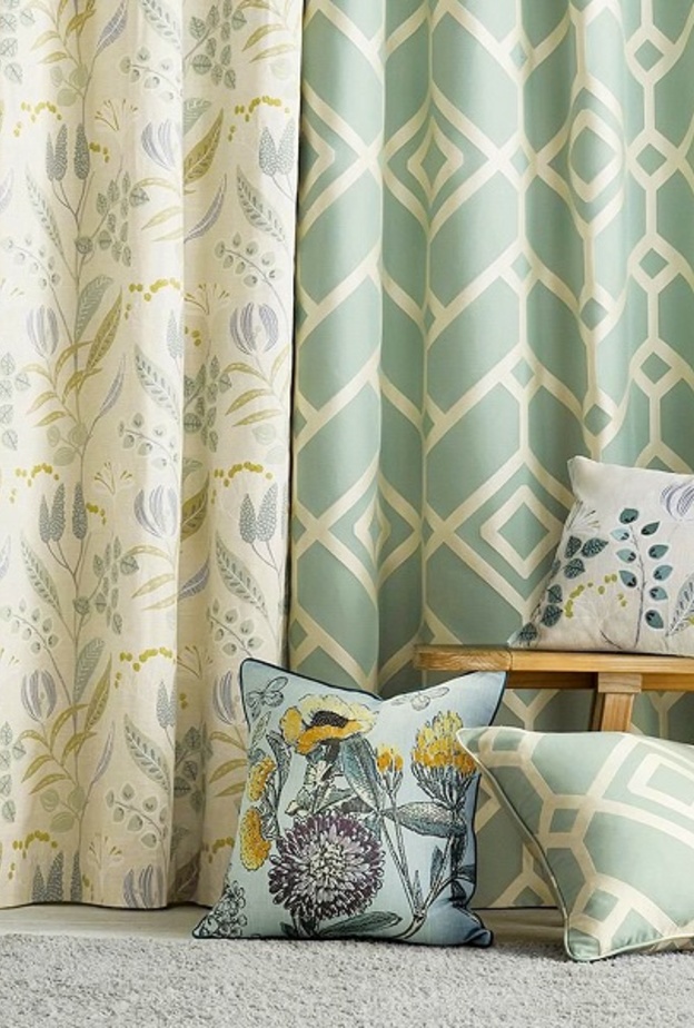 اختاري الشتائر ذات النقوشات المتنوعة لغرفة المعيشة المحايدة في ألوان الجدران والأثاث