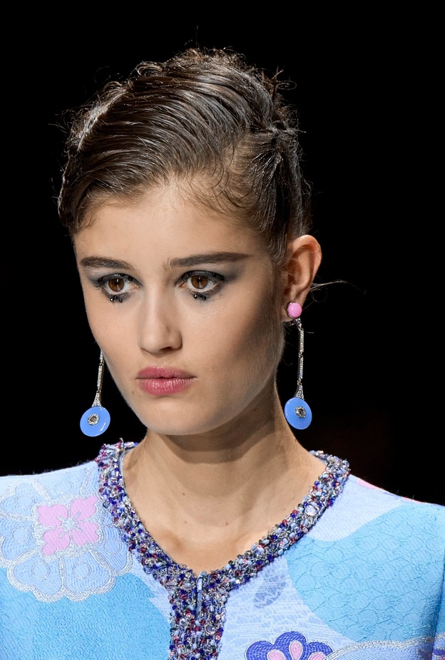Valentino قدّمت القفازات الجلدية الأنيقة والملوّنة