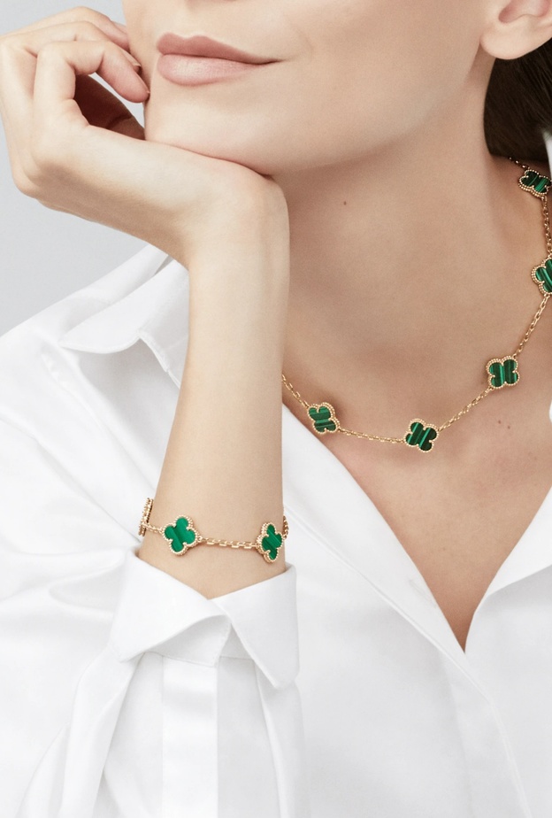 استخدمت دار فان كليف أند آربلز الكثير من الأحجار الكريمة وهنا نرى الملاكيت