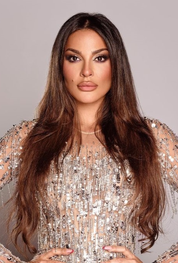 اطلالة نادين نجيم بالكونتور الداكن والبني مع الظلال البرونزية