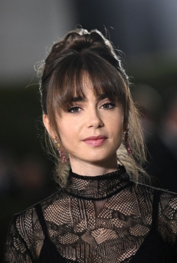 اطلالة Lily Collins بتسريحات الكعكة العالية
