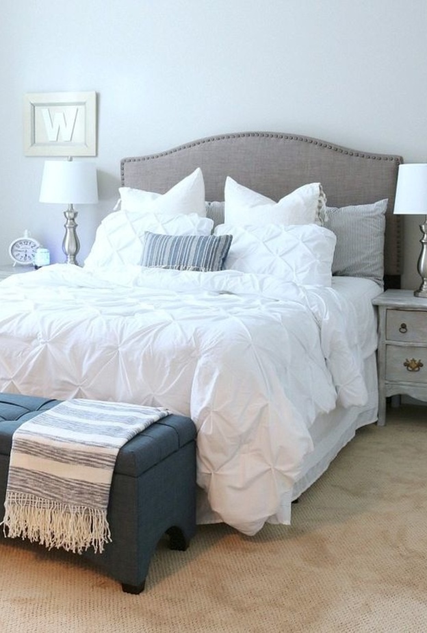 افرشي سرير غرفة الضيوف بطبقات من المفروشات الأنيقة الناعمة