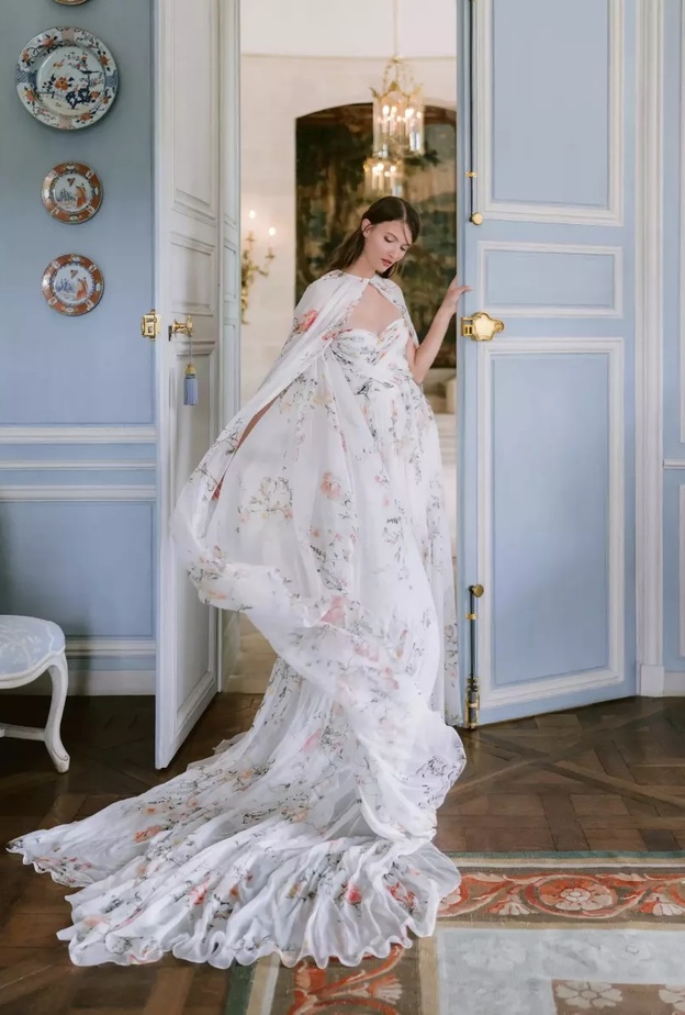 المعاطف والكاب و 3 صيحات أخرى من إكسسوارات الزفاف الرائجة لخريف 2023