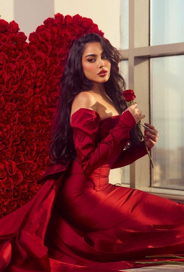 كيف نسقت "فاطمة المؤمن" اطلالاتها بالفساتين باللون الأحمر