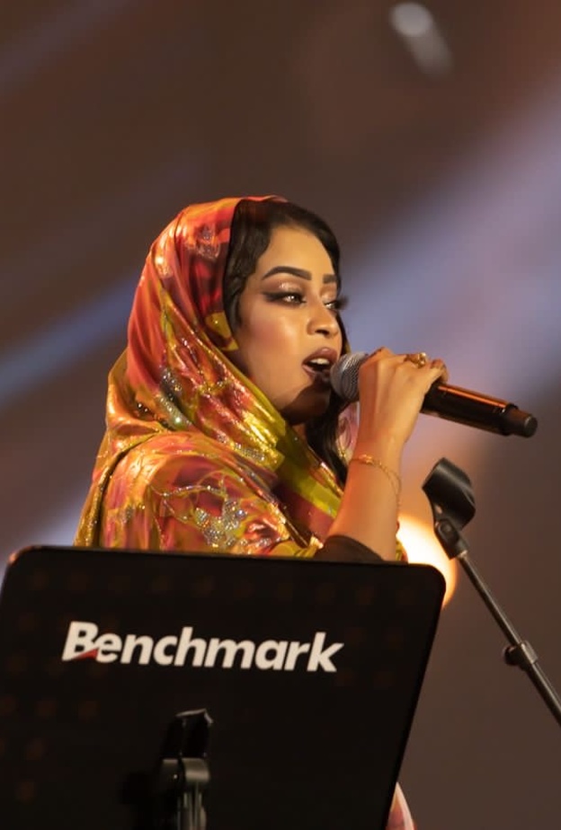 الفنانة السودانية إيمان الشريف تزهو بالزي السوداني في موسم الرياض