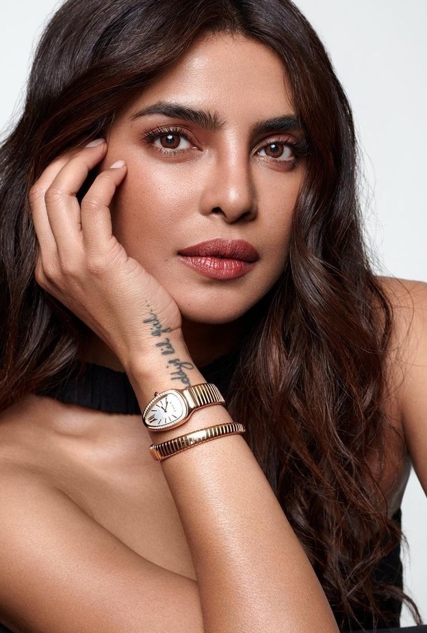 الفنانة بريانكا شوبرا تتألق بساعة من بولغاري