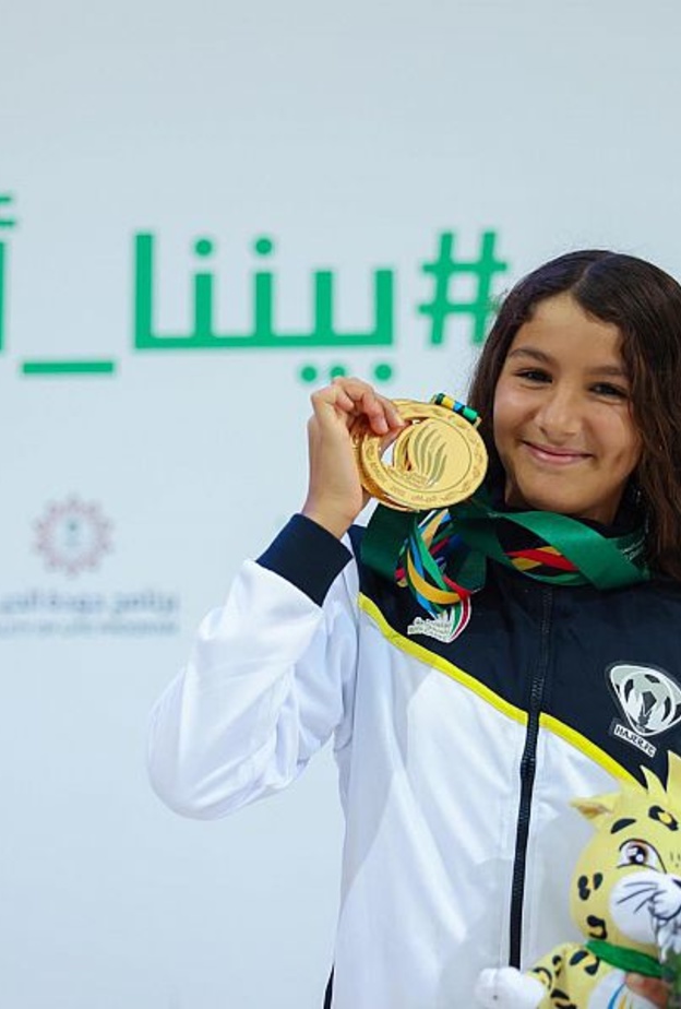 اللاعبة "كوثر البارودي" تُتوج بميداليتين ذهبيتين في منافسات السباحة للسيدات ضمن دورة الألعاب السعودية