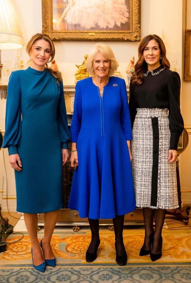 الملكة رانيا بالفستان بطبعة البولكا دوت الذي اختارته من مجموعة GIAMBATTISTA VALLI