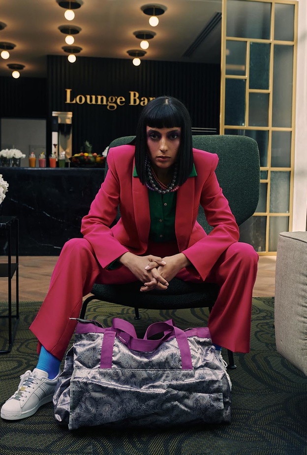 بدلة ملونة بلون صارخ