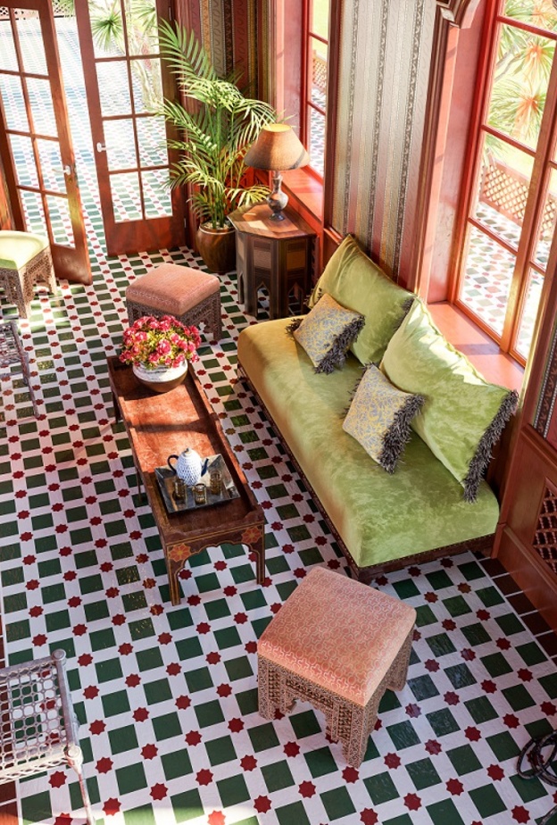 بيت عربي فخم مزين بجدران بألوان التراكوتا والطوبي وأثاثات خشبية رائعة