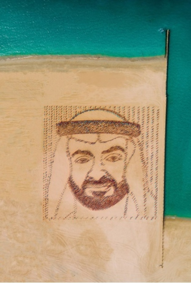 4000 عَلَم تُشكِّل صورة رئيس الدولة في "حديقة الأَعلَام" بدبي