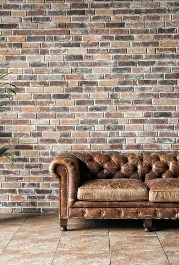 تدلي وسائد الأريكة وتمزق قماشها من علامات ضرورة تغييرها