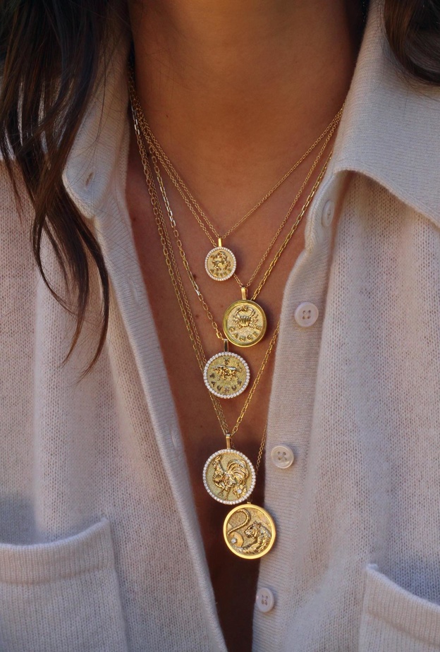 تصاميم سلاسل الكوين Coin موضة جذابة هذا الموسم