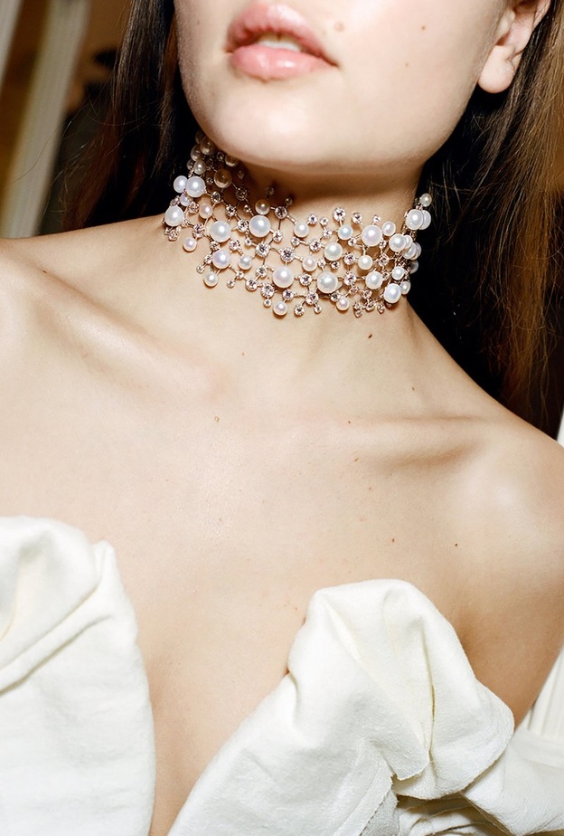 تصاميم عقود وقلائد مبتكرة لاطلالة جريئة ومميزة في الشتاء