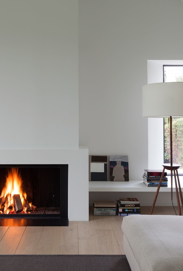 تصميم مدفأة بالأبيض والأسود وخطوط بسيطة 