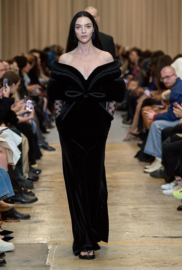 هل اختفت اللوغومانيا عن إطلالات خريف وشتاء 2022-2023