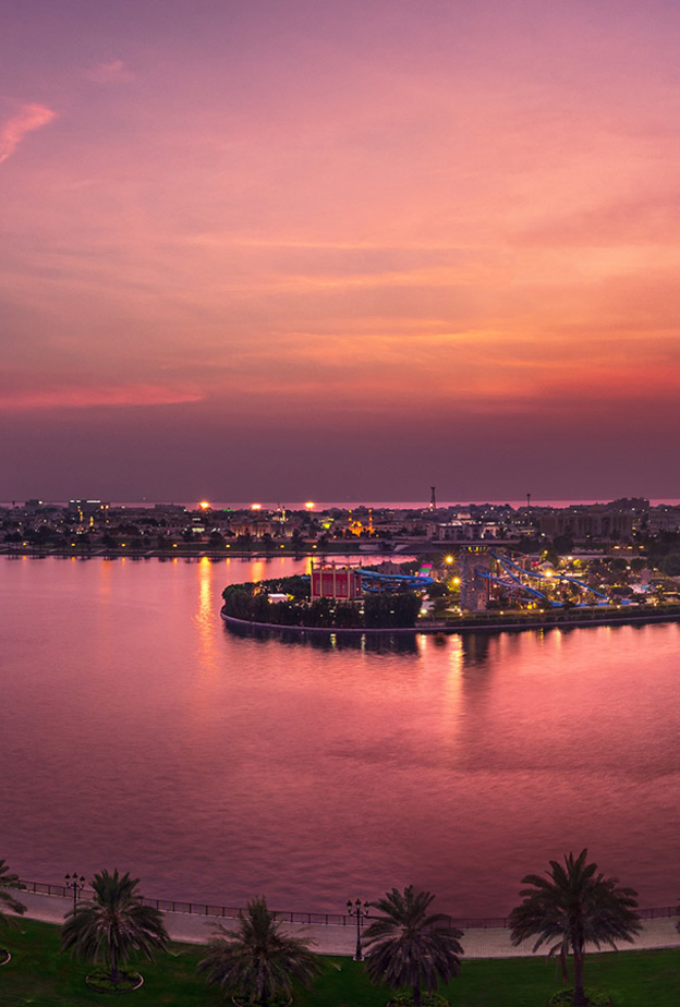 جانب من بحيرة خالد في الشارقة في لقطة مسائية.jpg