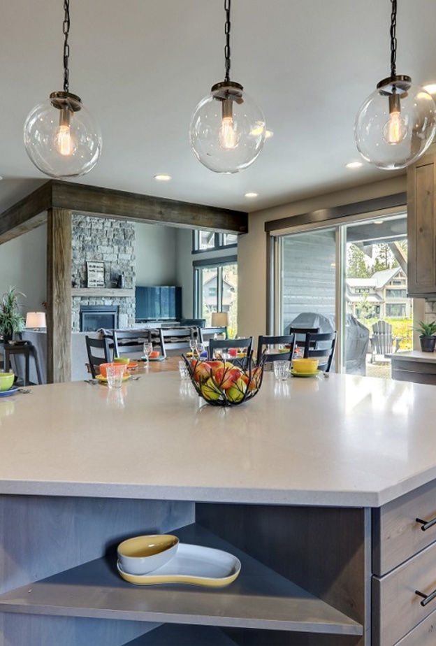 جزيرة المطبخ نقطة محورية تناول الوجبات عليها والتخزين داخل خزائنها وأدراجها