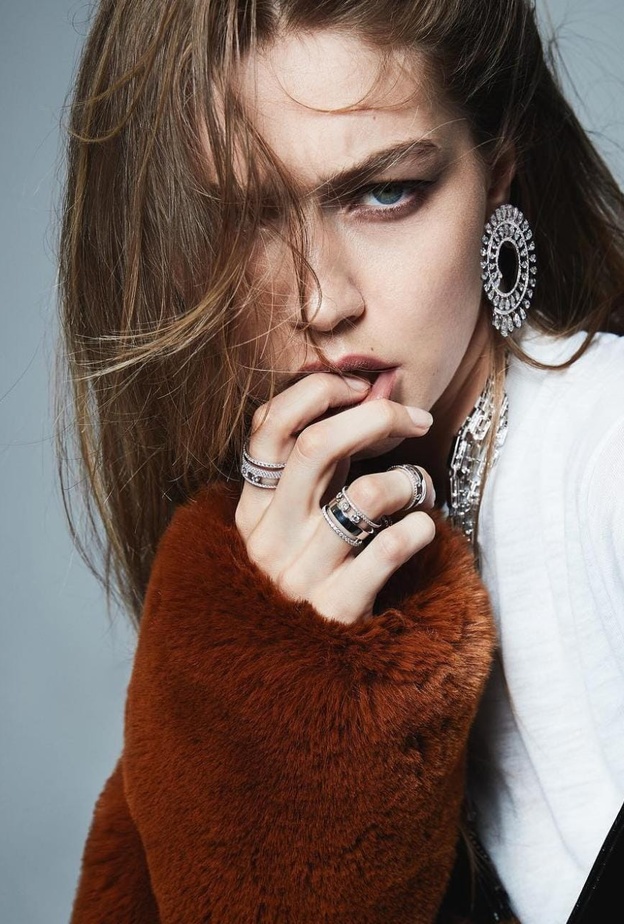 جيجي حديد تعتمد عقد Move High Jewelry Addiction الطويل، والقرط الدائري Diamond Whirl XL، والخواتم المزدوجة والكبيرة الحجم من مجموعة Romane