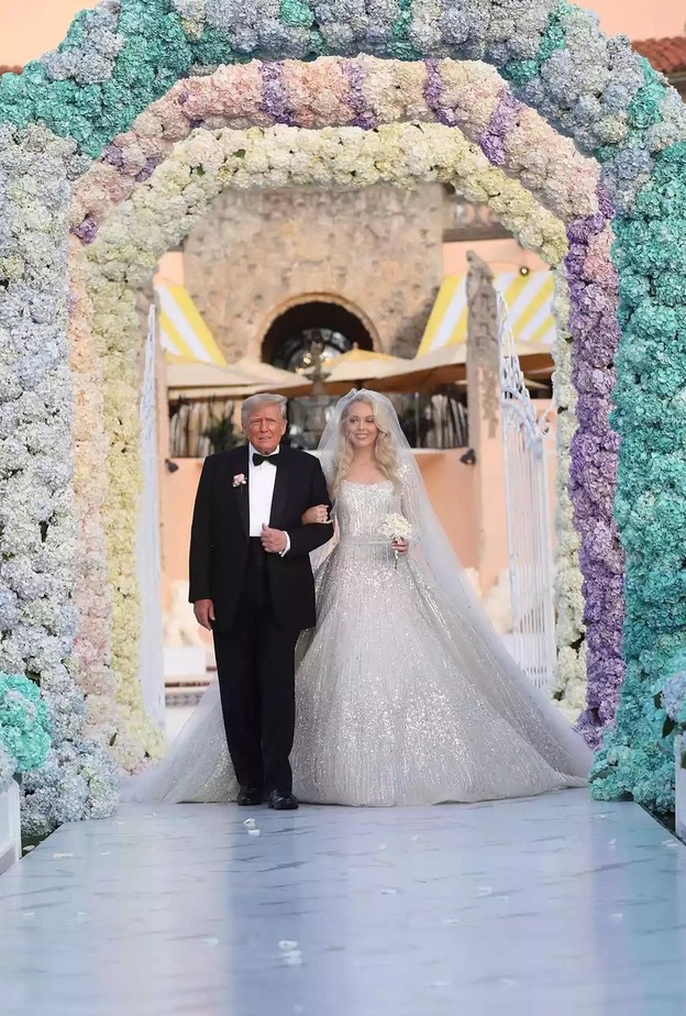 تيفاني ترامب تتألق بفستان  زفاف من تصميم إيلي صعب