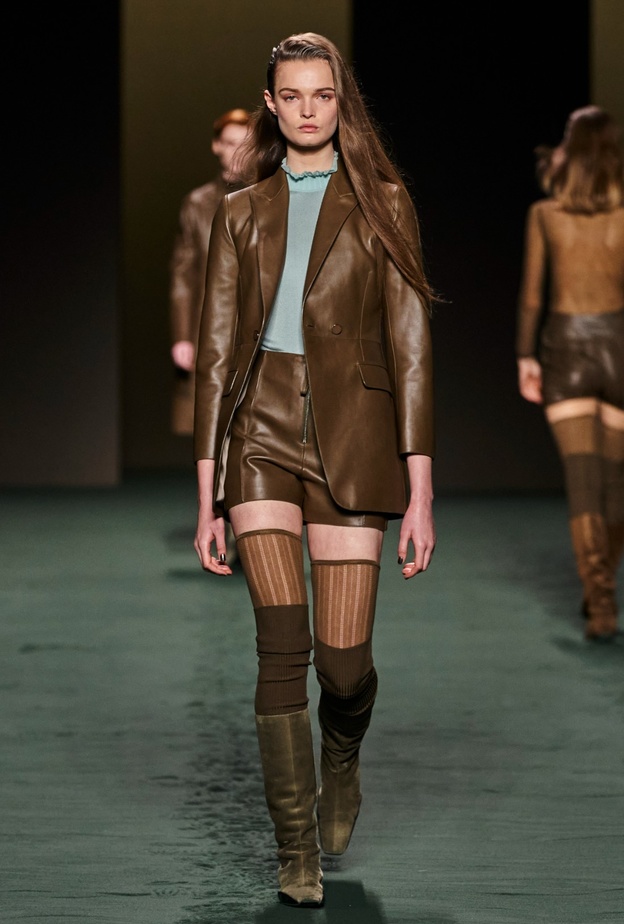 الجلد يسيطر على صيحات هذا الشتاء