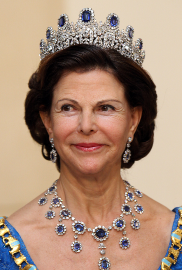 دوقة لويختبرغ مكللة بتاج صفيري من شوميه يعود إلى العام 1810 ويرجح أن يكون قد صممه ماري-إتيين نيتو