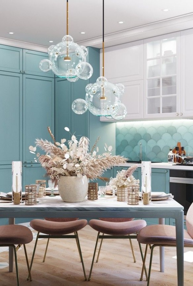 ديكور مطلبخ بالأزرق الباستيل ولمسات من الوردي