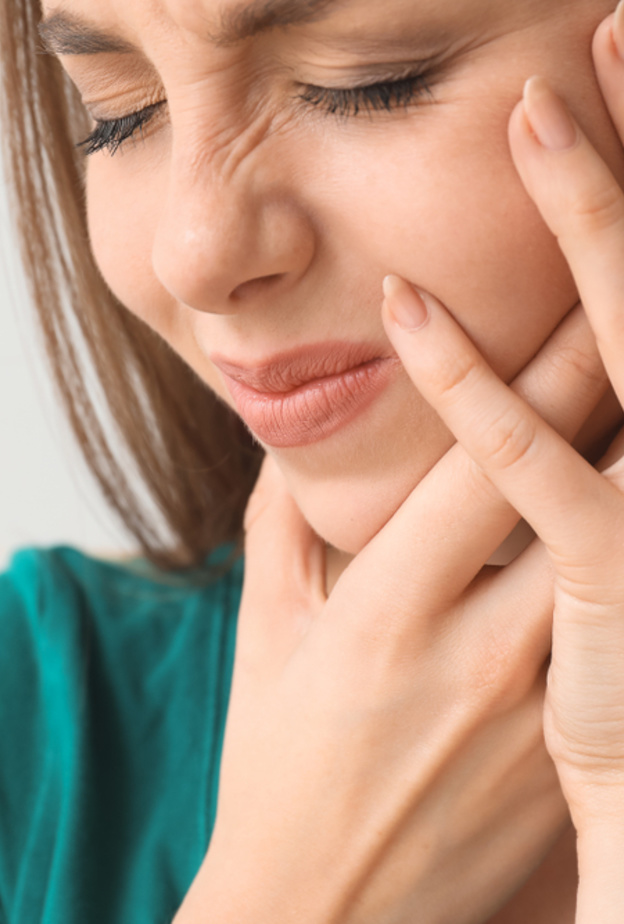 ما أسباب التهابات الأغشية المخاطية في الفم وما علاجها