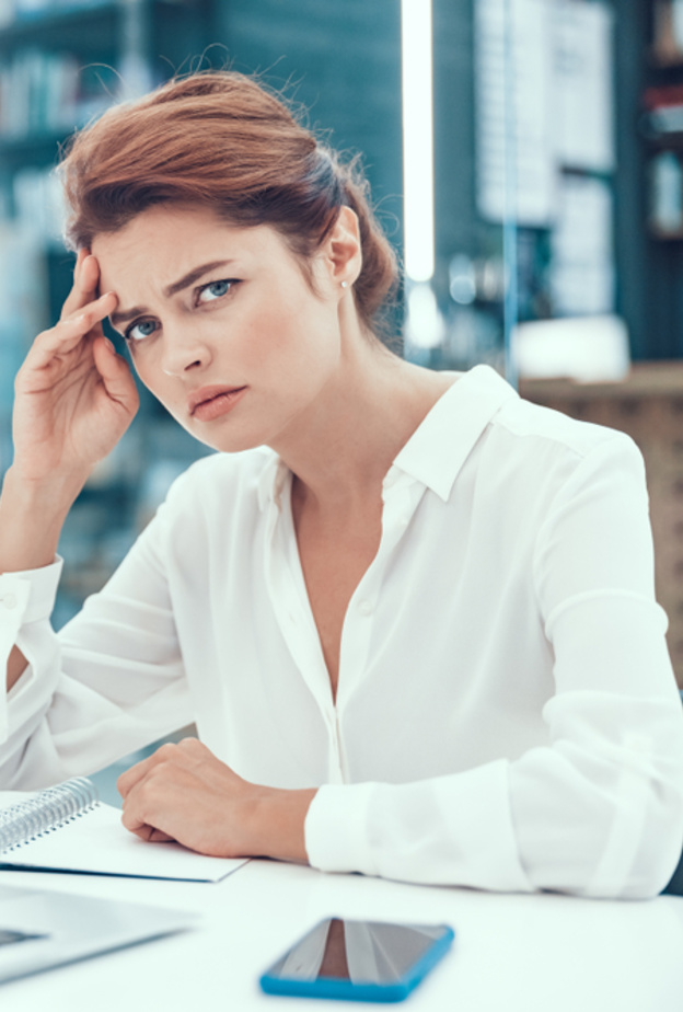 تغلبي على احساس الاكتئاب في العمل بطرق بسيطة وفعالة