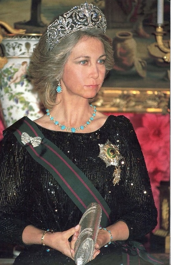 تاج Cartier Pearl and Diamond Tiara من أفخم مجوهرات العائلة المالكة الإسبانية