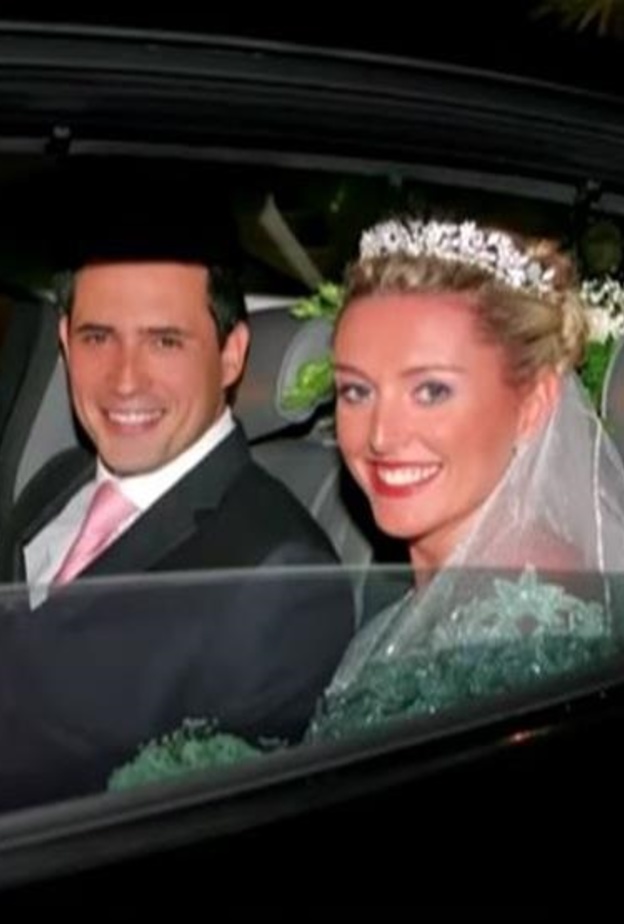 ظافر العابدين مع زوجته في يوم زفافهما.