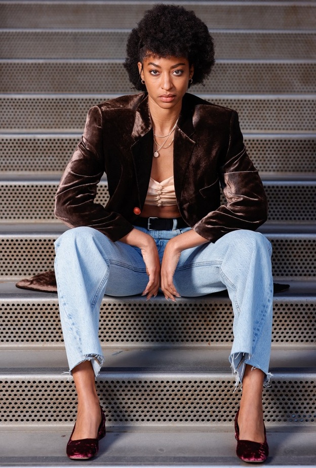 تاريخ البنطلون الجينز: من بنطلون مخصص للعمال إلى تصميم تتسابق عليه أشهر دور الأزياء