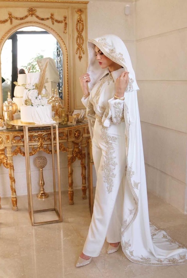 عروس فلسطينية خلال عقد قرانها قبل الزفاف