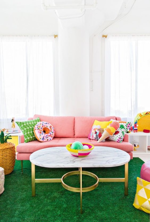 غرفة معيشة حديثة الطراز بلون الوردي الباستيلي مع سجادة باللون الأخضر الرائع