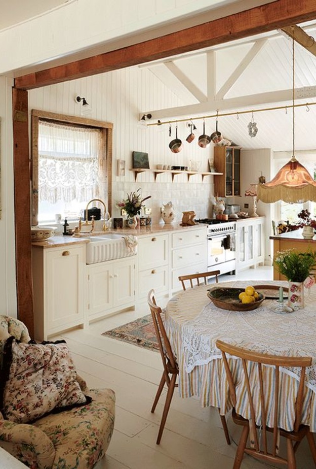 في المطبخ الإنجليزي الطراز، يصبح الطهي وتناول العشاء نشاطاً مشتركاً ذو مظهر أنيق