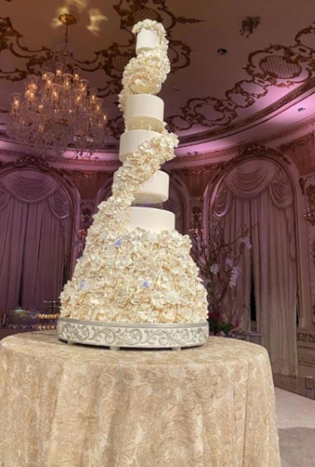 كيكة حفل زفاف تيفاني ترامب ومايكل بولس التي تبلغ 7 أفدام 