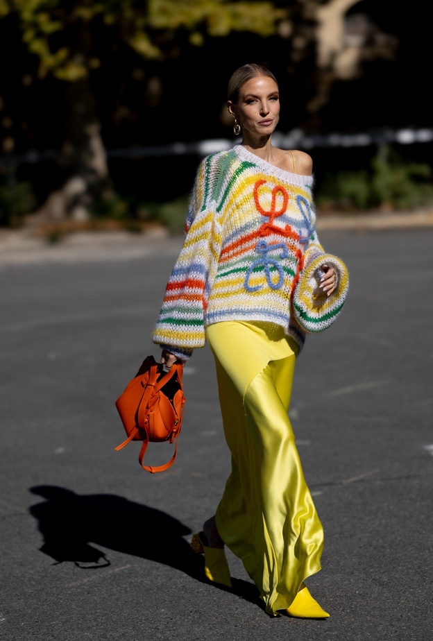 اختاري البليزر الأزرق وأكملي اللوك ببنطلون أبيض لإطلالة أنيقة