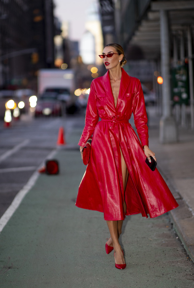 عبّري عن أنوثتك من خلال أجمل الاطلالات باللون الأحمر 