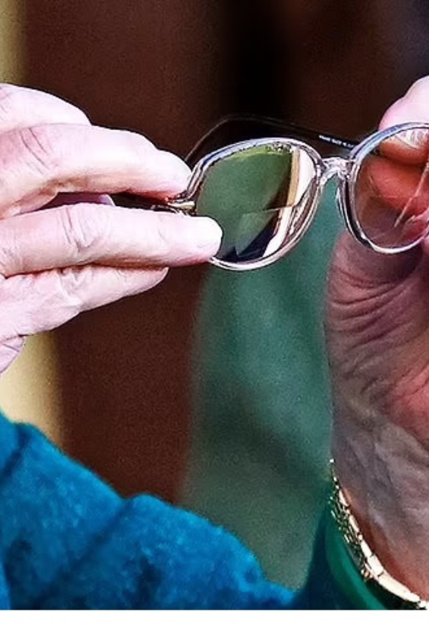 لقطة شهيرة للملكة وهي تمسك نظاراتها الشمسية ذات التصميم المميز