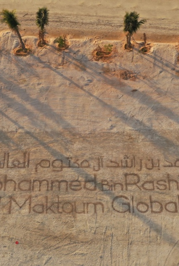 لوحة عملاقة على الرمال لوجوه أبطال تحدي القراءة العربي على ساحل دبي