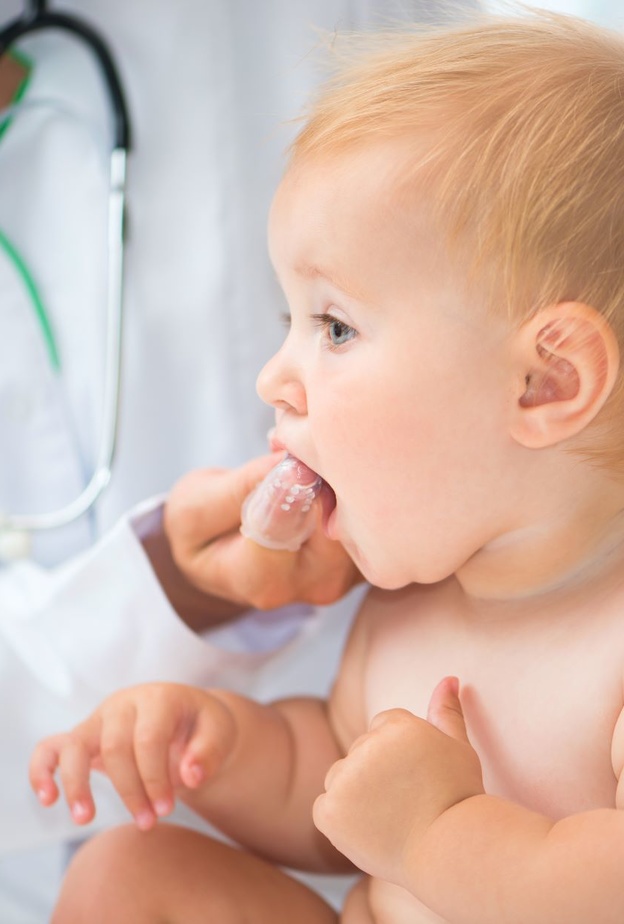 متى يبدأ ظهور الأسنان اللبنية وكيف يمكن الاعتناء بها 