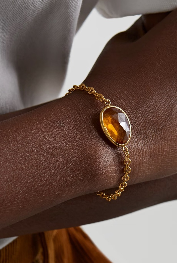 مجوهرات عصرية بحجر السترين