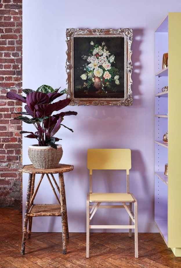 مدخل منزل بجدران بلون اللافندر الناعم